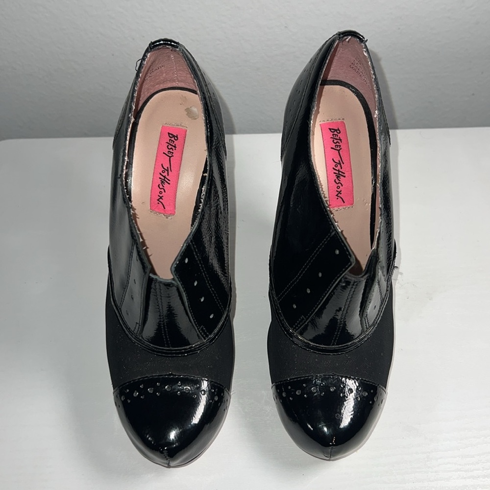 BETSEY JOHNSON DERRBY BLACK PATENT LEATHER 5" HEELS - Picture 3 of 12